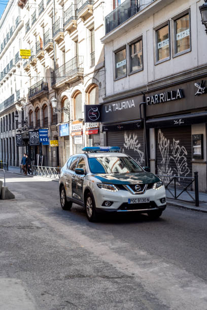 samochód policyjny guardia civil lub civil guard przyspieszający w madrycie - spanish culture flash zdjęcia i obrazy z banku zdjęć
