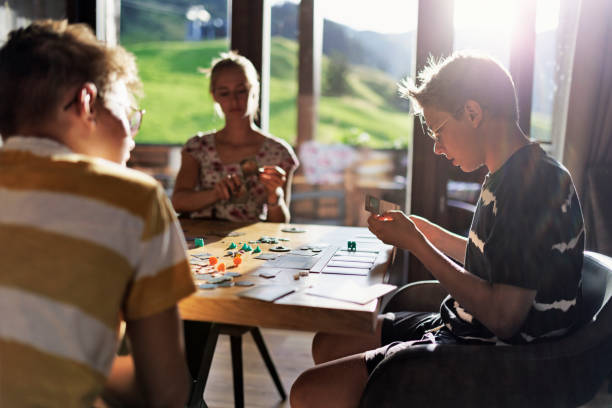 집에서 함께 대형 현대 보드 게임을하는 가족 - leisure games dice indoors table 뉴스 사진 이미지