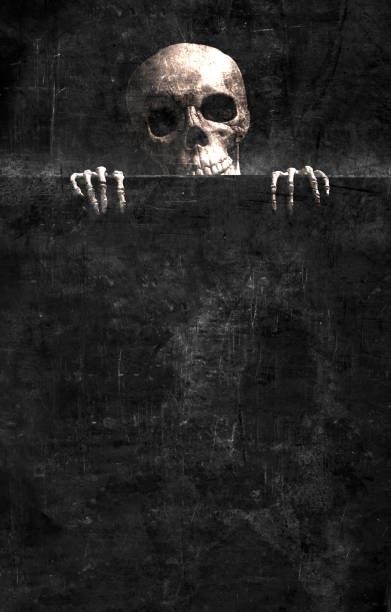 esqueleto sobre un fondo negro de grunge - skull holding spooky horror fotografías e imágenes de stock