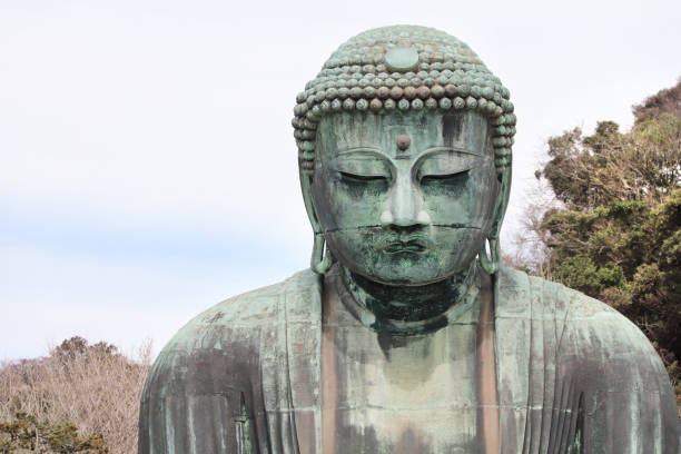 antica statua in bronzo del grande buddha daibutsu, tempio kotoku-in, giappone, asia - hase temple foto e immagini stock