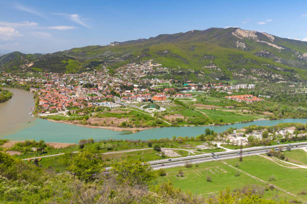 landscape of mtskheta town on a sunny day, aerial view - kura river imagens e fotografias de stock