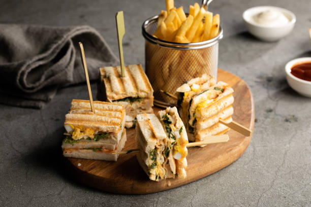 クラブサンドイッチとフライドポテト、マヨディップとソースをファーストフードのまな板の側面図に分離 - club sandwich sandwich salad bread ストックフォトと画像