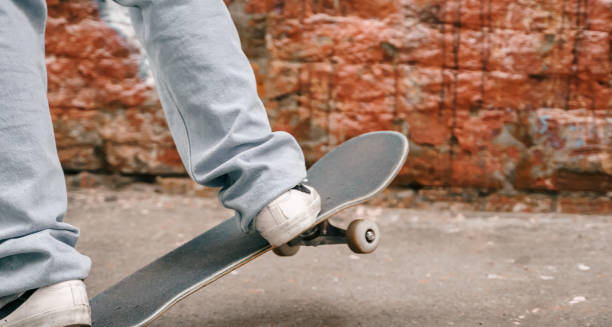 porträt eines jungen, gutaussehenden, stilvollen schwarzen mannes mit natürlichen haar-afro-dreadlocks. afroamerikanischer typ. treppe, mit graffiti bemalte wand im armen viertel des stadtviertels street art culture. afroamerikaner skateboarder mann. mil - graffiti men wall street art stock-fotos und bilder