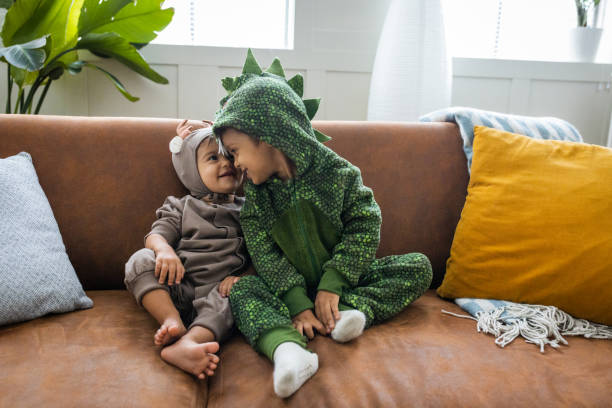 famiglia per natale a casa - famiglia con due figli foto e immagini stock