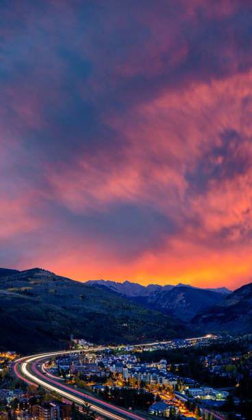 로키 산맥의 콜로라도 베일 (vail)의 스키 마을 위로 눈부신 일출 - colorful colorado 뉴스 사진 이미지
