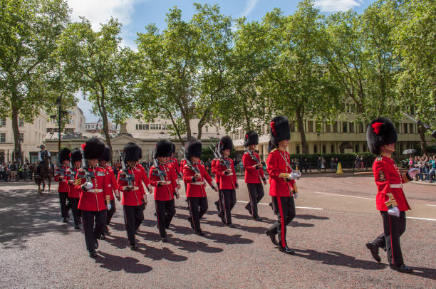 soldats royaux lors d’une relève de garde matinale dans le centre de londres, palais de buckingham - palace buckingham palace london england famous place photos et images de collection