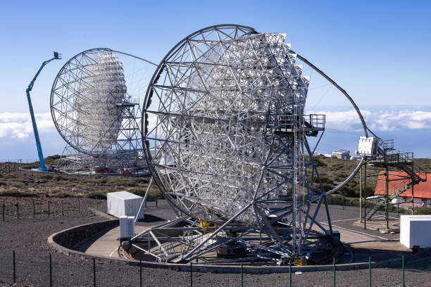 télescope à rétroviseur au sommet de la montagne la palma - side view mirror audio photos et images de collection