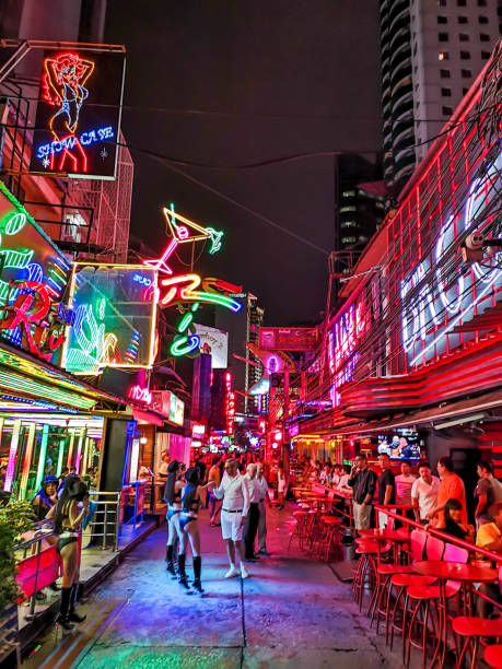 bangkok red light district - gogo bar photos et images de collection