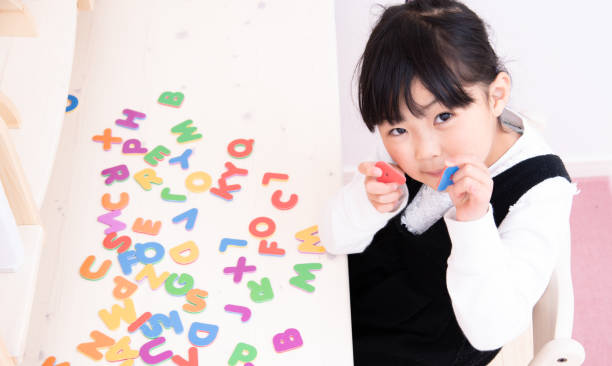 英語を勉強している日本の女子小学生 - preschooler ストックフォトと画像