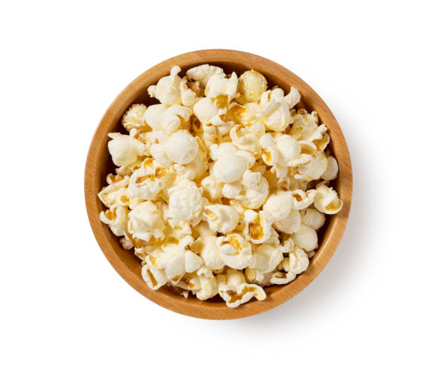 白い背景に置かれた木製のボウルのポップコーン。 - popcorn snack bowl corn ストックフォトと画像