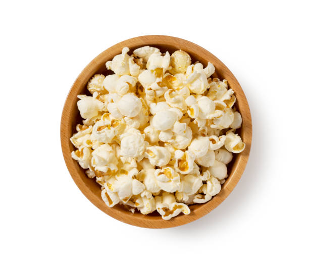흰색 배경에 놓인 나무 그릇에 팝콘. - popcorn snack bowl isolated 뉴스 사진 이미지
