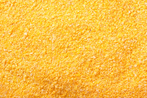 textura de farinha de milho crua usada na polenta em fundo isolado - polenta cooking food spoon - fotografias e filmes do acervo