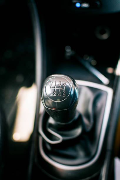 leva del cambio di un veicolo. primo piano di una leva del cambio dell'auto, primo piano di un pomello del cambio dell'auto. visualizzazione dettagliata della leva di trasmissione di un veicolo - part of vehicle gear knob gearshift foto e immagini stock