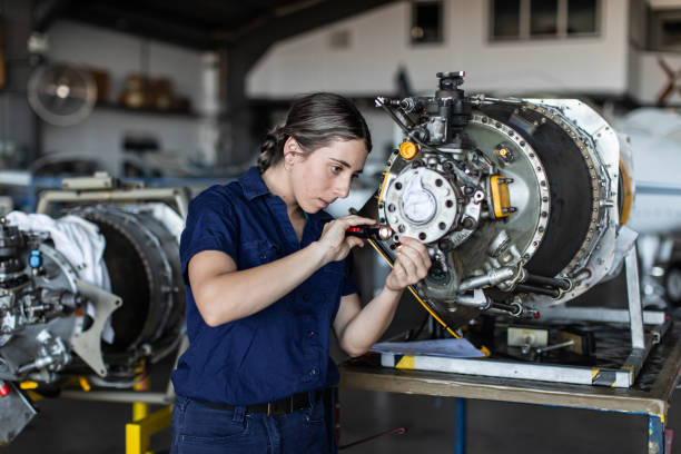 joven aprendiz de ingeniera aeronáutica de la vida real en el trabajo - pieza de máquina fotografías e imágenes de stock