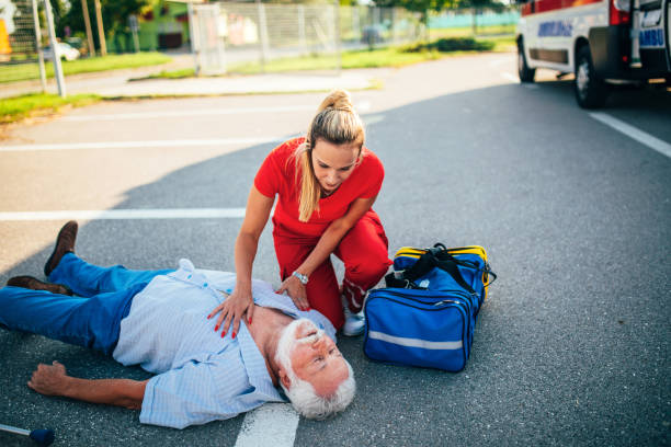 equipo paramédico de primeros auxilios en ambulancia de carretera - cpr first aid paramedic rescue fotografías e imágenes de stock