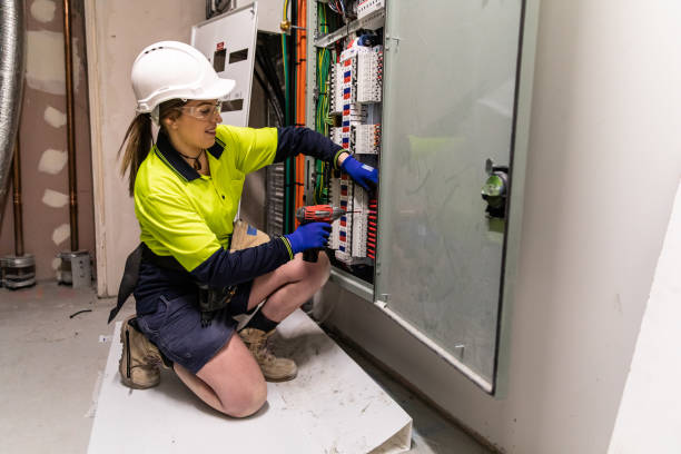 echte elektrikerin bei der arbeit - elektriker stock-fotos und bilder