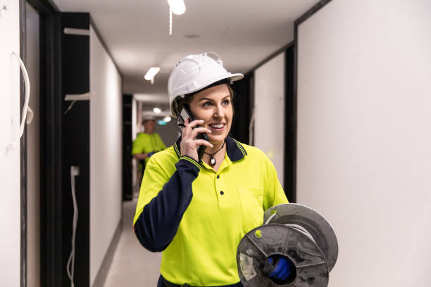 prawdziwa elektryczka przez telefon w pracy - sparky zdjęcia i obrazy z banku zdjęć