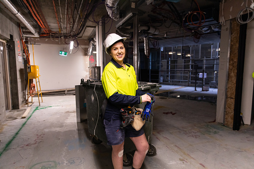 Retrato de una electricista de la vida real en el trabajo photo