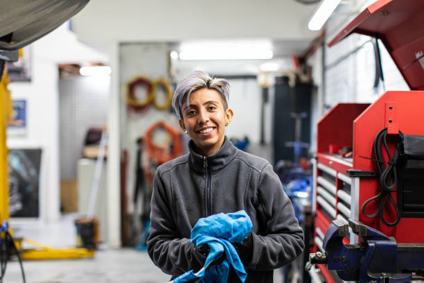 real life female mechanic at work - trainee working car mechanic imagens e fotografias de stock