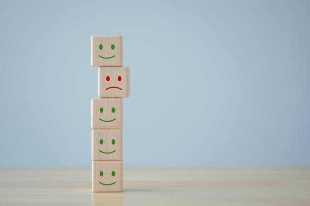 Unhappy face is among happy face. Customer dissatisfaction or unhappy client. Feedback rating, Satisfaction, Customer service review, Mental health assessment, World mental health day concept. la cara infeliz está entre la cara feliz. insatisfacción del cliente o cliente insatisfecho. calificación de comentarios, satisfacción, revisión de servicio al cliente, evaluación de salud mental, concepto del día mundial de la salud mental.