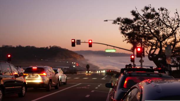 semáforos, pacific coast highway, califórnia. viagem ao longo do oceano ao entardecer - california highway 1 - fotografias e filmes do acervo