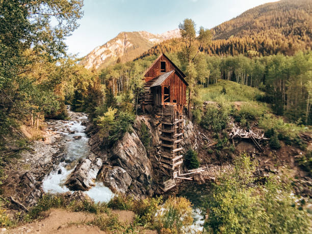 istock log cabin in the forest in colorado 1422125038