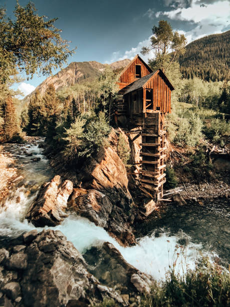 istock log cabin in the forest in colorado 1422125071