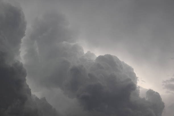 nuvens de tempestade cinza no céu - sky only fotos - fotografias e filmes do acervo