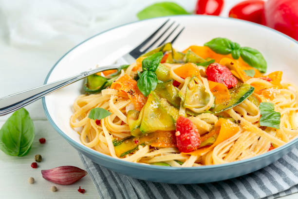 野菜とイタリアのパスタ。 - linguini ストックフォトと画像