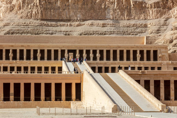 blick auf den tempel der hatschepsut. totentempel des pharaos der hatschepsut-dynastie. jeser-jeseru ist ein meisterwerk der altägyptischen architektur. das heiligtum ist direkt in die felsen gehauen. - egyptian dynasty stock-fotos und bilder