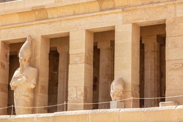 vista do templo de hatshepsut. templo mortuário do faraó da dinastia hatshepsut. jeser-jeseru é uma obra-prima da arquitetura egípcia antiga. o santuário é esculpido nas rochas. - egyptian dynasty - fotografias e filmes do acervo