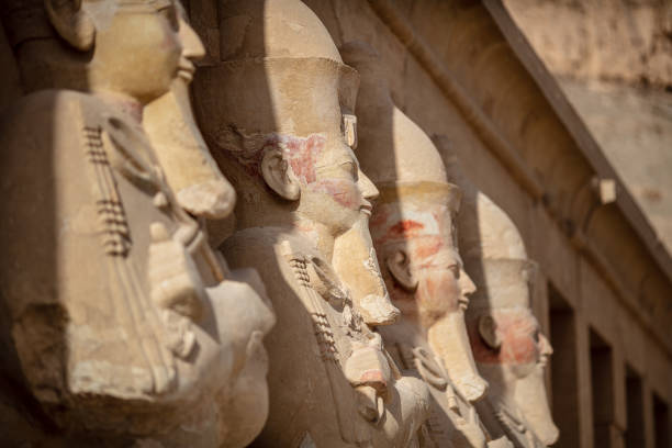 vista do templo de hatshepsut. templo mortuário do faraó da dinastia hatshepsut. jeser-jeseru é uma obra-prima da arquitetura egípcia antiga. o santuário é esculpido nas rochas. - egyptian dynasty - fotografias e filmes do acervo