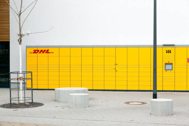 dhl locker packstation - deutsche post ag photos photos et images de collection