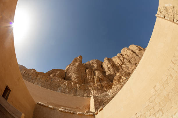 vista do templo de hatshepsut. templo mortuário do faraó da dinastia hatshepsut. jeser-jeseru é uma obra-prima da arquitetura egípcia antiga. o santuário é esculpido nas rochas. - egyptian dynasty - fotografias e filmes do acervo