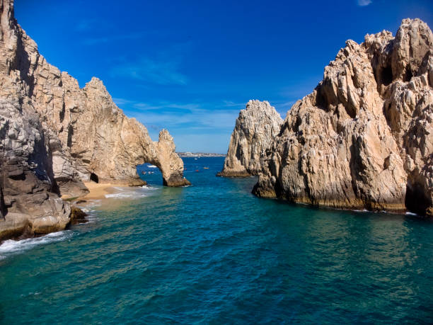 istock Arch of Cabo San Lucas 1422127377