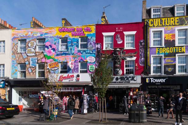 vista de rua em camden town - london england sign street street name sign - fotografias e filmes do acervo