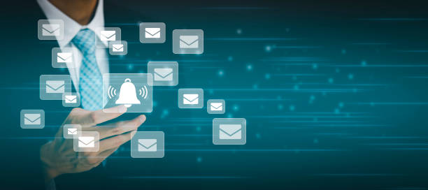 man holding smartphone with communication icons, letter icon, email icons, and newsletter email and protect your personal information or spam mail, Customer service call center contact. hombre sosteniendo el teléfono inteligente con iconos de comunicación, icono de carta, iconos de correo electrónico y correo electrónico de boletín y proteger su información personal o correo no deseado, contacto del centro de llamadas de servicio al