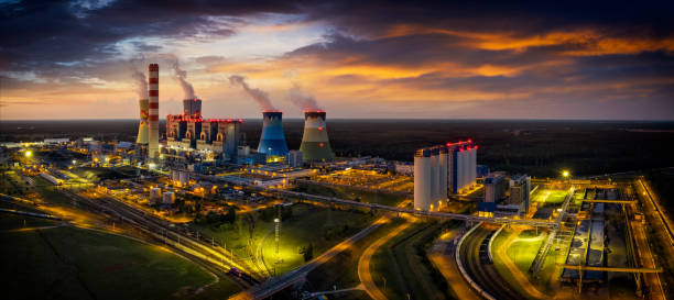 vista aérea de una moderna central eléctrica de carbón al amanecer, opole, polonia - global warming power station smoke stack coal fotografías e imágenes de stock