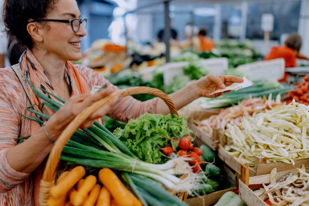 istock Paying for my groceries 1422148653