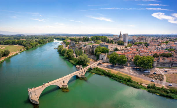 ponte di pont saint benezet e vista panoramica aerea sul fiume rodano ad avignone. - rhone bridge foto e immagini stock