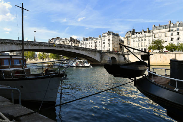 экскурсионный катер по сене, париж, франция. - pont de la tournelle стоковые фото и изображения