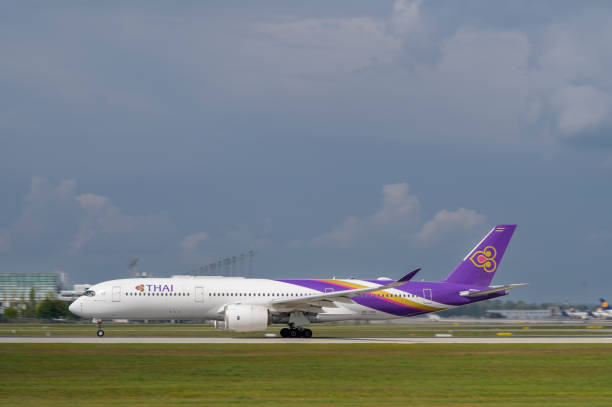 thai airways international airbus a350-941 z rejestracją samolotu 
hs-thn rusza na południowym pasie startowym 26l lotniska w monachium muc eddm - thai airways zdjęcia i obrazy z banku zdjęć