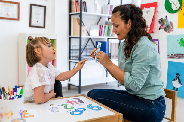 wyłączone uczeń i nauczyciel działania matematyczne - teacher child preschool mathematics zdjęcia i obrazy z banku zdjęć