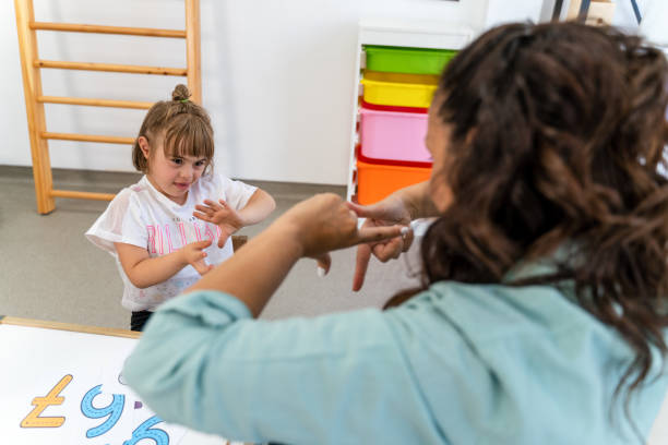 wyłączone uczeń i nauczyciel działania matematyczne - teacher child preschool mathematics zdjęcia i obrazy z banku zdjęć