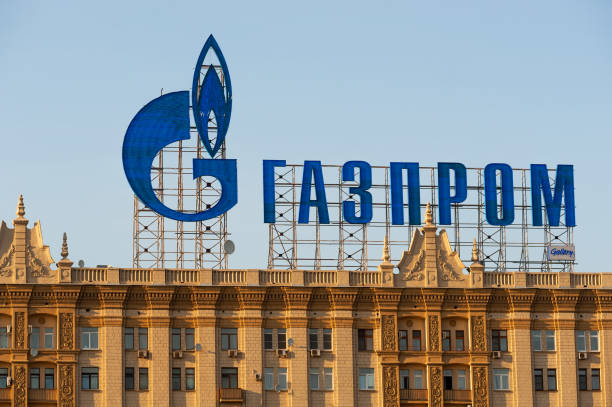 building in the center of moscow with an advertising sign "gazprom" - billboard symbol city street imagens e fotografias de stock