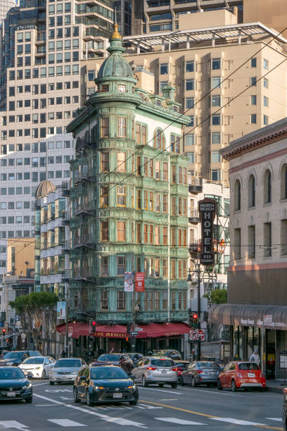 skyline von san francisco von der stockton street aus gesehen - columbus tower stock-fotos und bilder