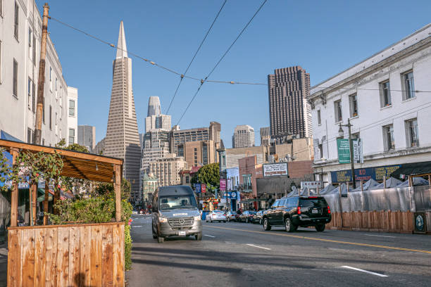 skyline von san francisco von der stockton street aus gesehen - columbus tower stock-fotos und bilder