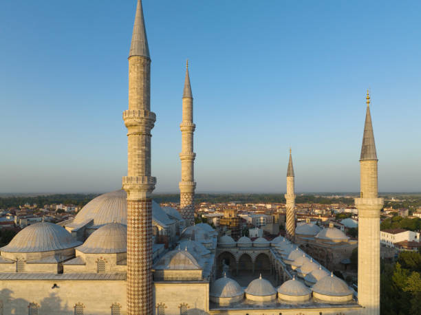 3つのバルコニー付きのモスク(uc serefeliモスク)ドローン写真、エディルネトルコ - kirklareli ストックフォトと画像