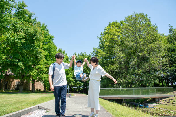 歩くときに手をつなぐ日本人の家族 - preschooler portrait family outdoors ストックフォトと画像