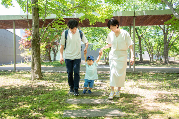 歩くときに手をつなぐ日本人の家族 - preschooler portrait family outdoors ストックフォトと画像